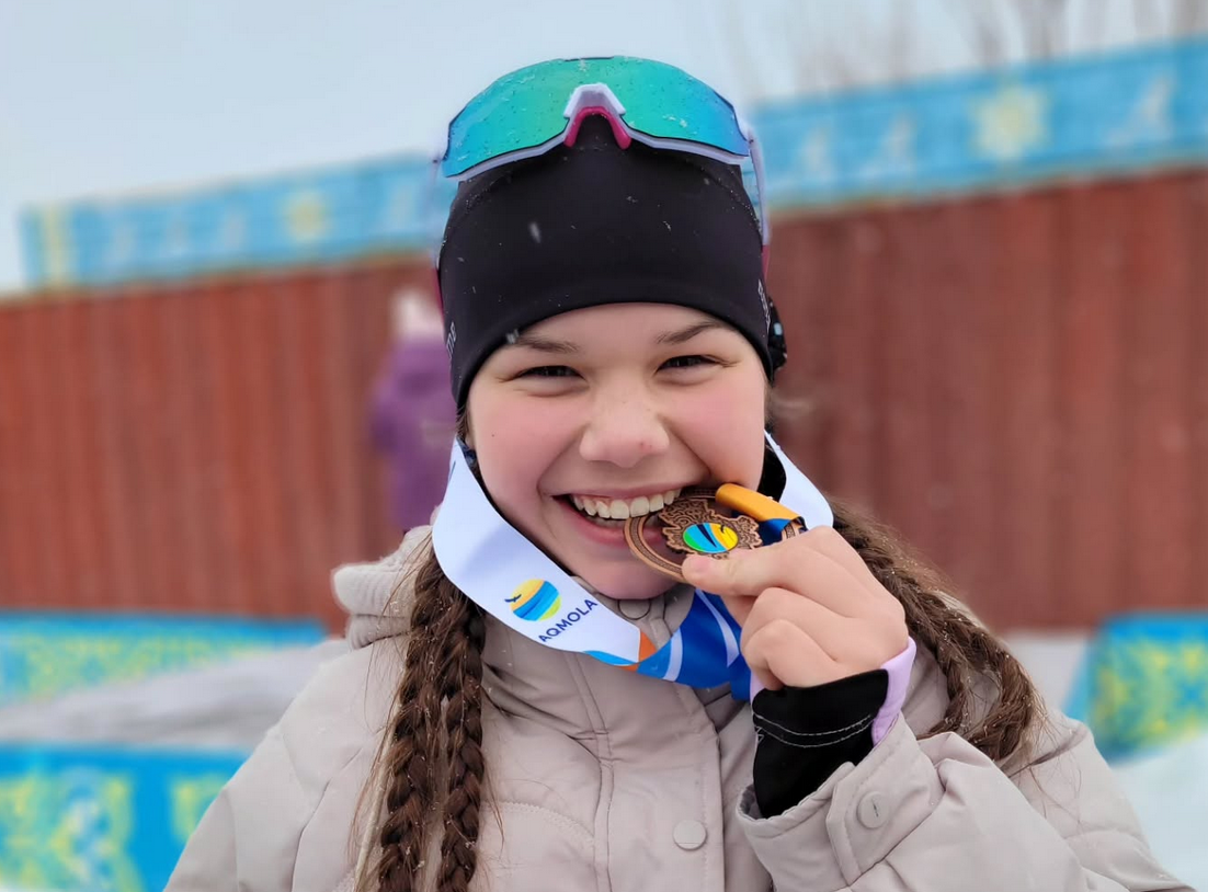 Эвелина Минор с медалью. Акколь